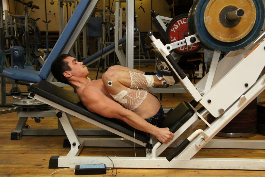 Жим штанги лежа на тренажере