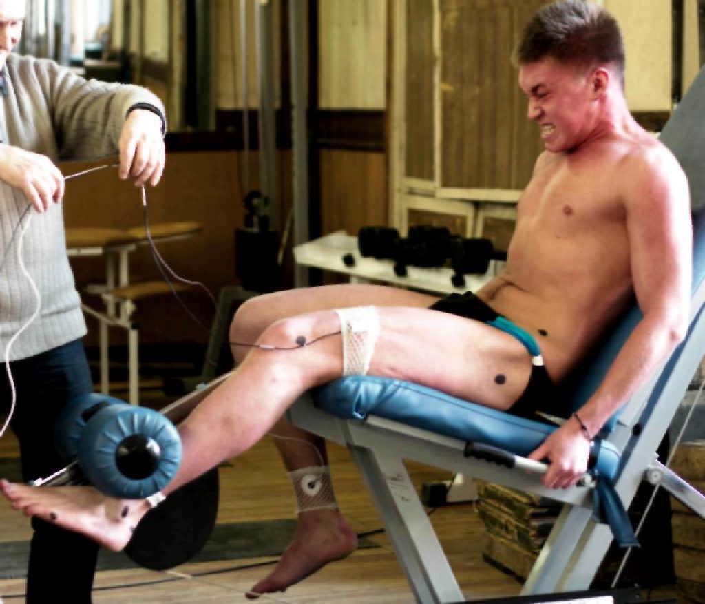 Выполнение силового упражнения на тренажере