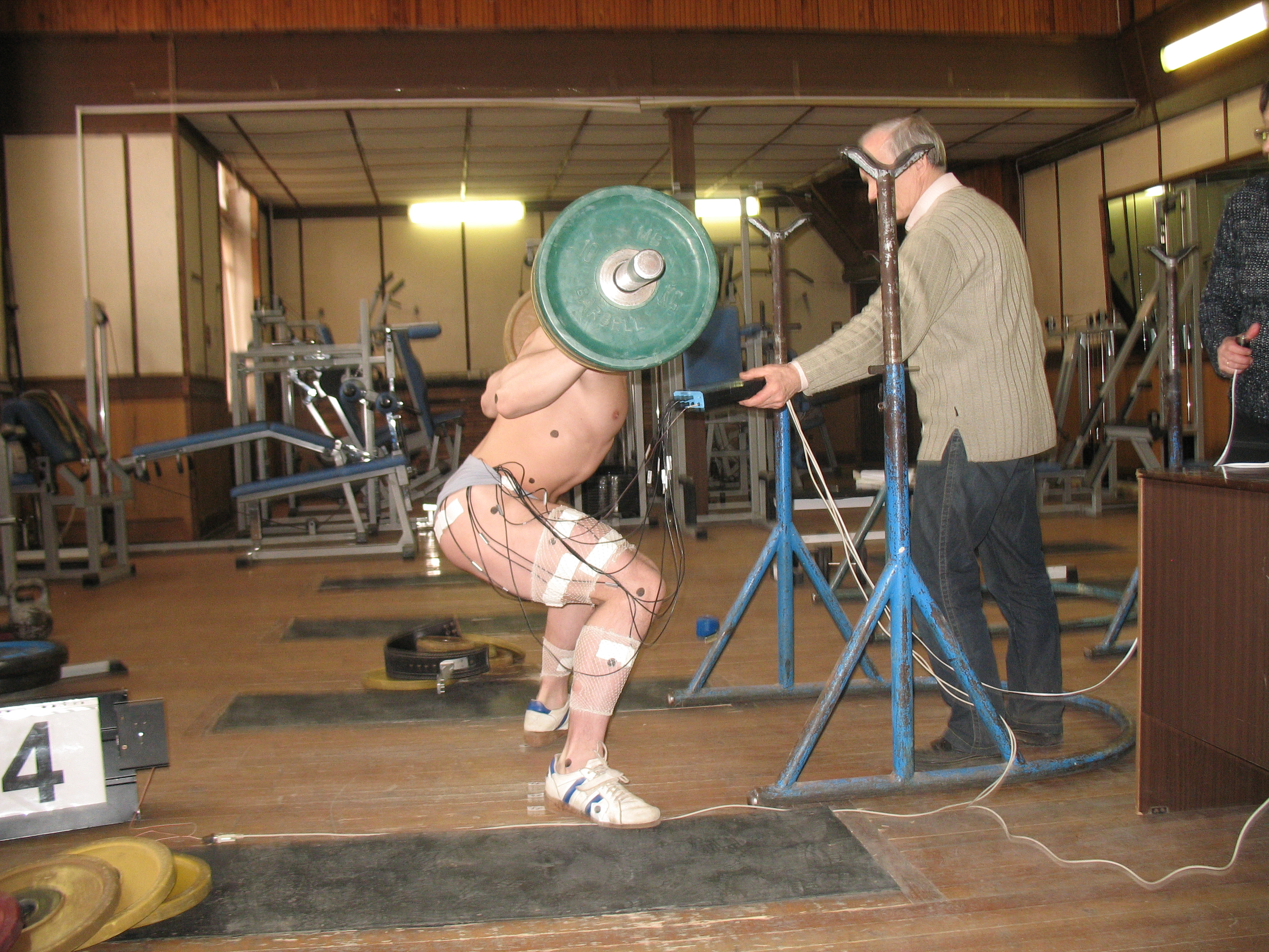 Приседание со штангой на плечах эксперимент