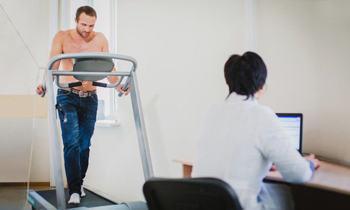 Мужчина бежит на тредмиле