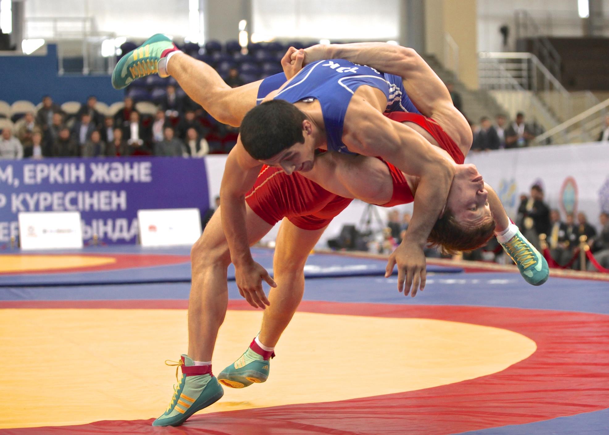 Выполнение броска в греко-римской борьбе