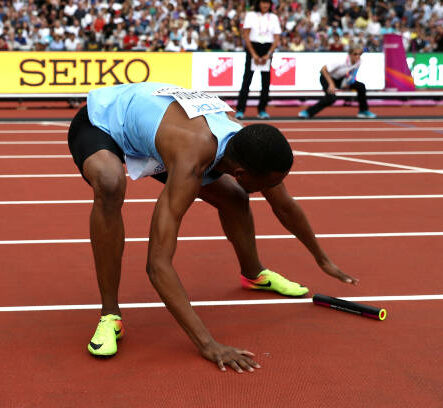 Пример безразличного положения тела - эстафетная палочка, лежащая на беговой дорожке, которую уронили при передаче эстафеты 4х400 м во время Чемпионата мира по легкой атлетике.