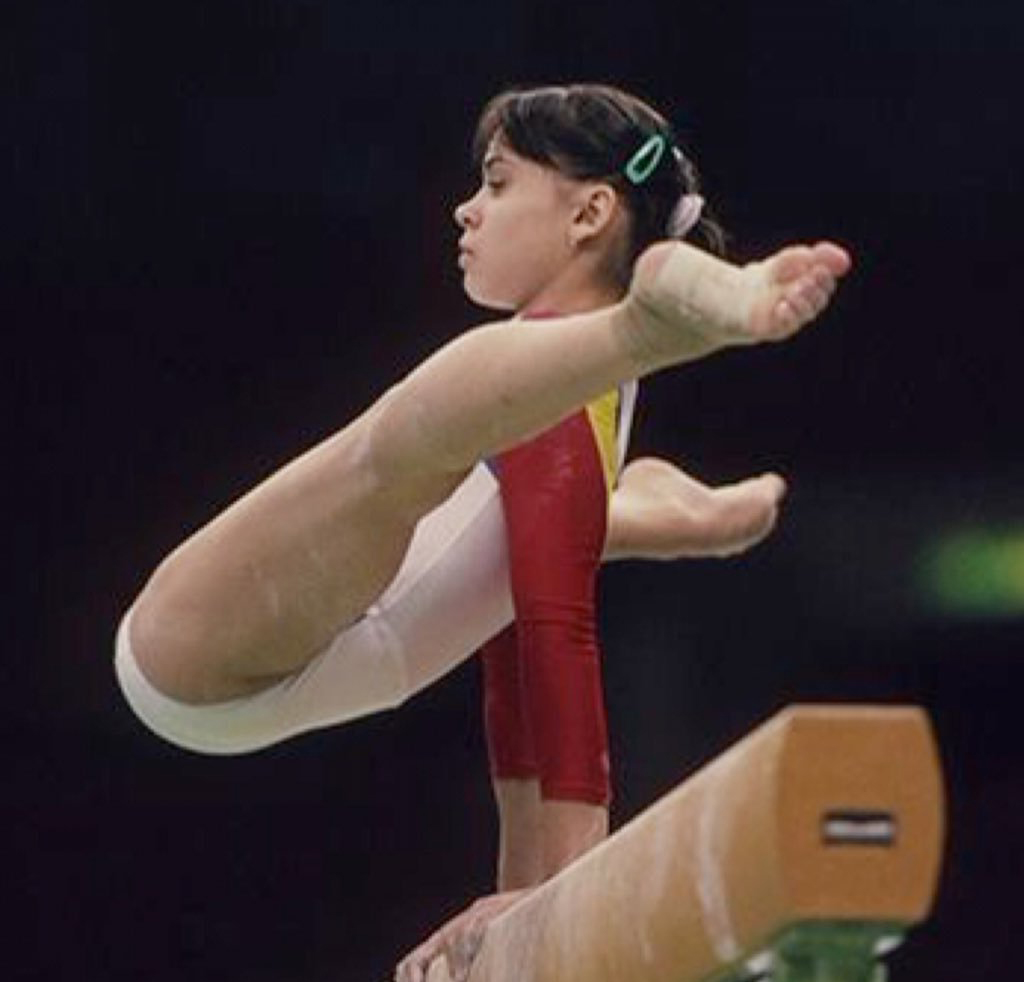 Статическое положение гимнастки при выполнении упражнений на бревне