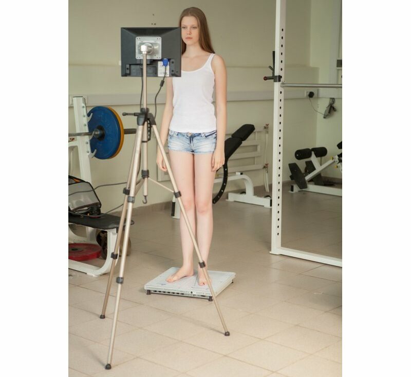 Исследование равновесия человека с помощью платформы СТАБИЛАН фирмы "ОКБ РИТМ". Используется европейская постановка стоп исследуемого.