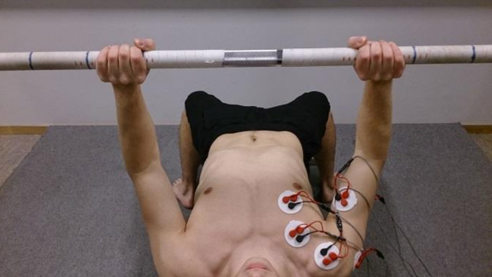 Расположение электродов на мышцах спортсмена, который выполняет жим штанги лежа