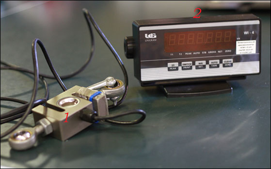 Электронный динамометр на растяжение ДОР-3-5И. Обозначение: 1 - тензодатчик, 2 - измерительный индикатор (Косьмина Е.А., 2012)