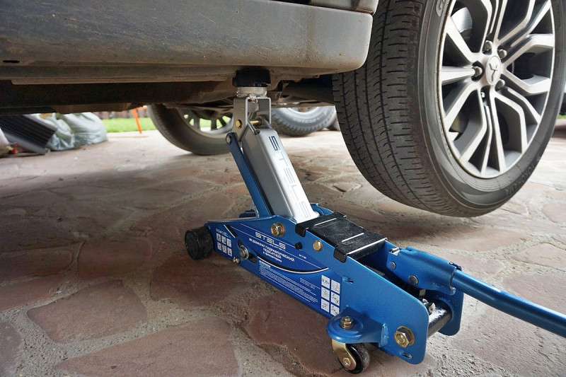 Пример безразличного положения тела - колесо автомобиля, поднятого на домкрате