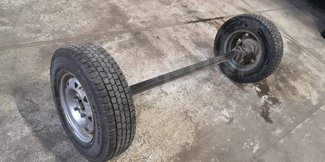 Примером вращательного движения вокруг неподвижной оси является движение колеса автомобиля.