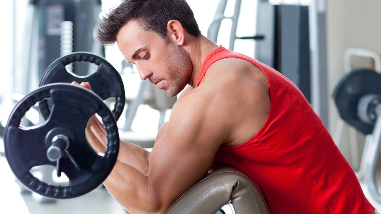 Подъем на бицепс на наклонной скамье