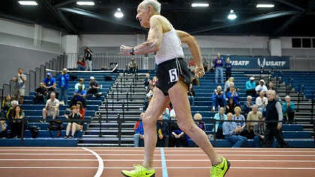 Бежит пожилой мужчина