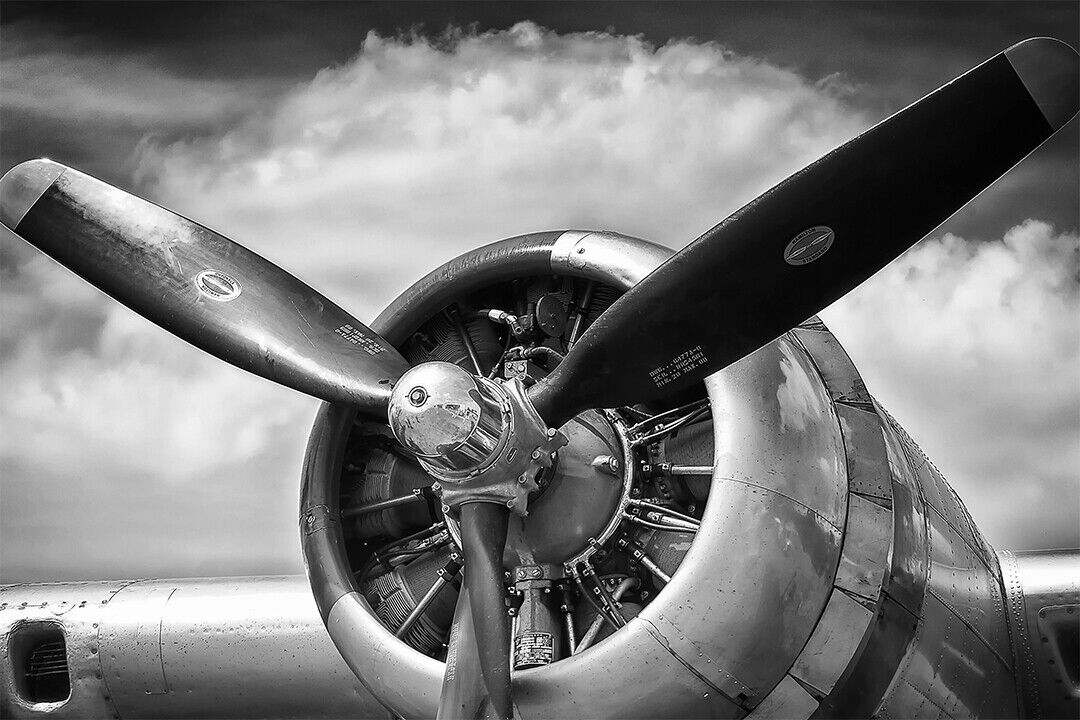 Движение пропеллера самолета - пример вращательного движения тела вокруг неподвижной оси.