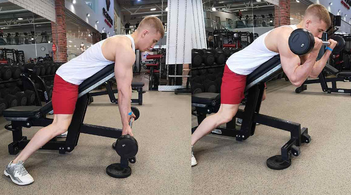 Спортсмен, выполняющий сгибание рук со штангой лежа в тренажере (сгибание в локтевом и плечевом суставах происходит во фронтальной плоскости)