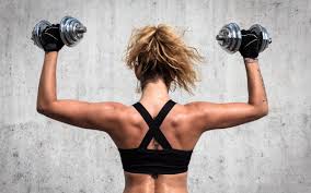 Женщина выполняет силовое упражнение