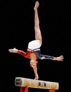 Статическое положение тела гимнастки при выполнении упражнений на бревне. Степень устойчивости равновесия тела гимнастки во фронтальной плоскости очень мала.