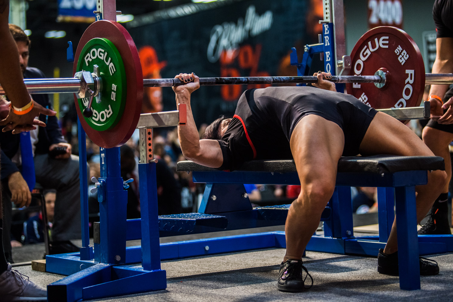 Жим штанги спортсменом с мостом